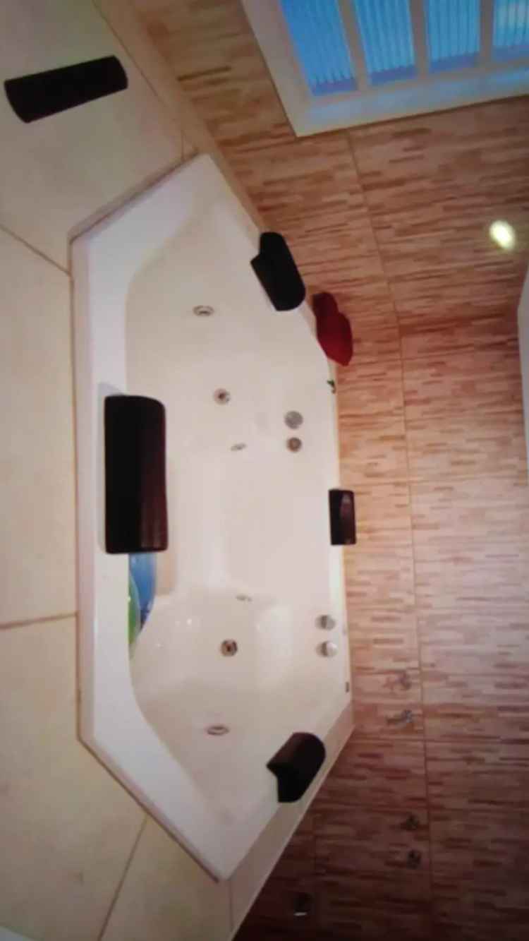 Casa Reformada com 2 Suítes e Spa - Próximo a Comércios