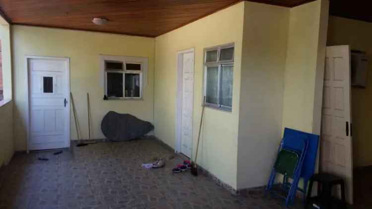 Casa espaçosa com quintal e churrasqueira