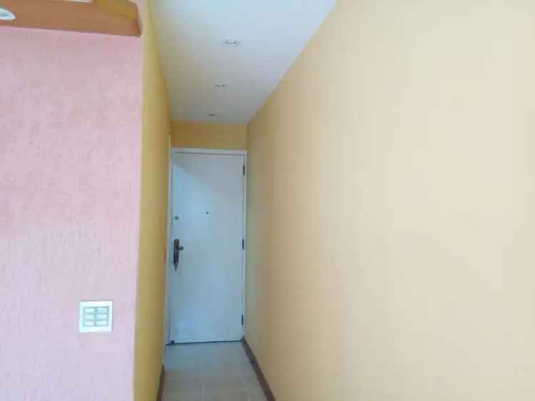 Casa em Rua Tranquila com Acesso a Transportes