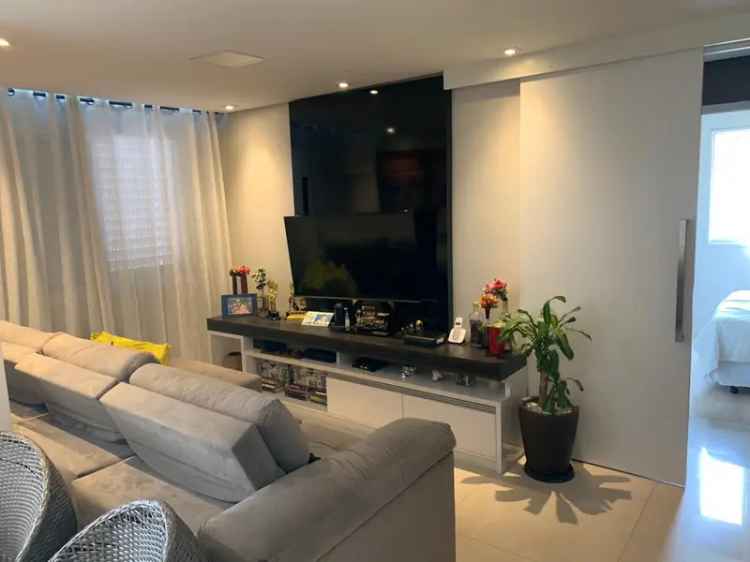 Apartamento com Varanda Envidracada e Armarios