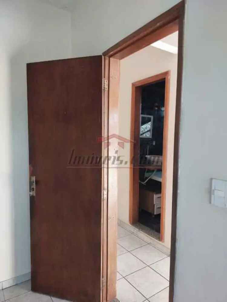 Casa para Aluguel em Realengo com 4 Quartos e Garagem