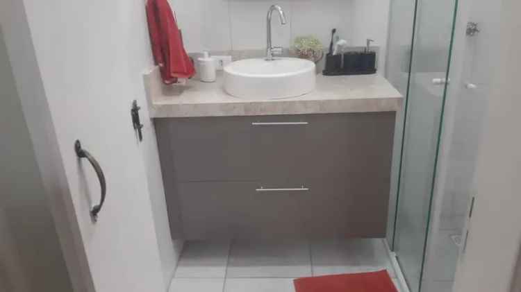 Casa planejada com home office em rua tranquila