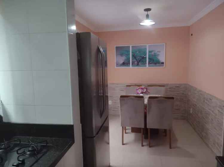 Casa Grande com 4 Quartos e Terraço 80m2
