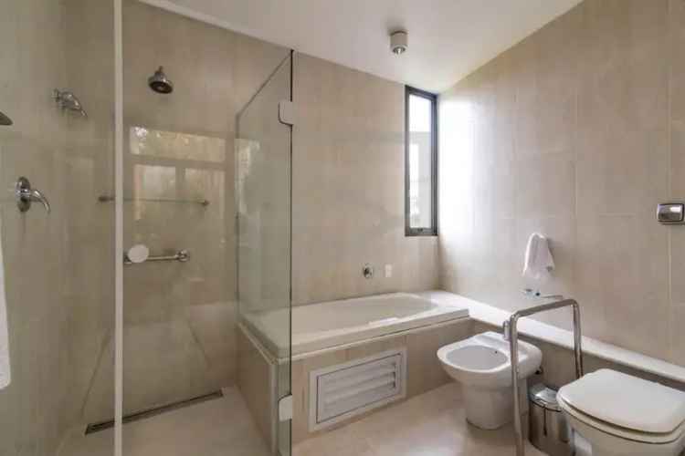 Casa à Venda em Pacaembu 4 Quartos 8 Vagas 885m²