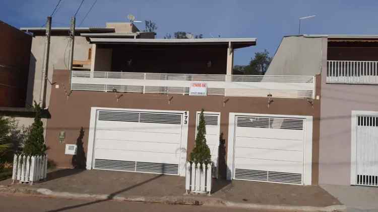 Casa Térrea Familiar em Rua Tranquila com Churrasqueira e Garagem