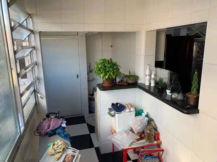 Apartamento em Vista Alegre com 1 Suíte, 2 Vagas e Churrasqueira