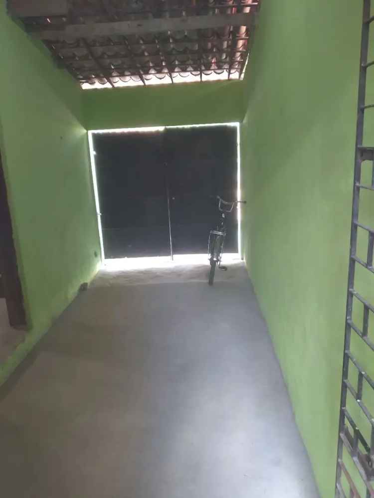 Casa pr









óxima a Areninha e delegacia - Rua larga e cal









çada