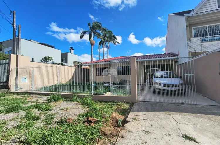Casa Reformada em Curitiba com Quintal Amplo e Jardim