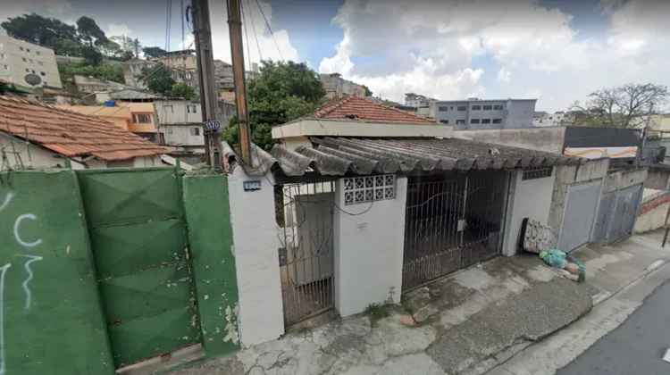 Sobrado com Terreno Grande em Bairro Comercial