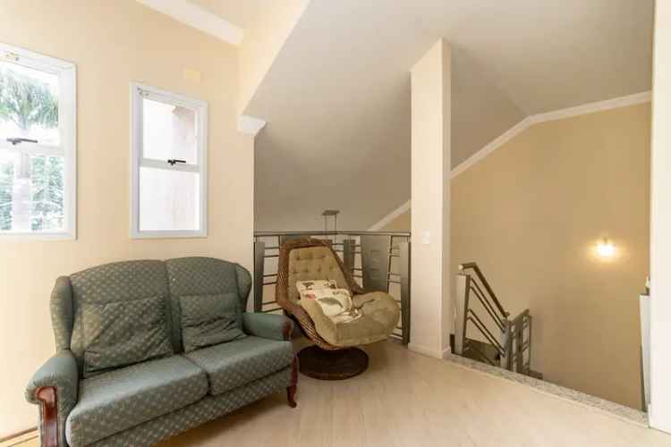 Casa Moderna em Ótima Localização - Segurança 24h - 3 Suítes