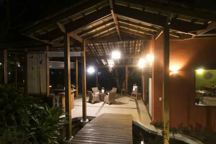 Casa de Luxo em Ilhabela com 10 Suítes e Piscina Natural