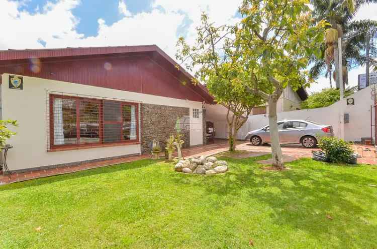 Casa Comercial em Curitiba com Terreno Amplo - Oportunidade de Negócio
